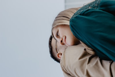 男人亲吻女人
